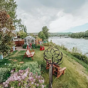 **** Herberg Along River Ridge Canada